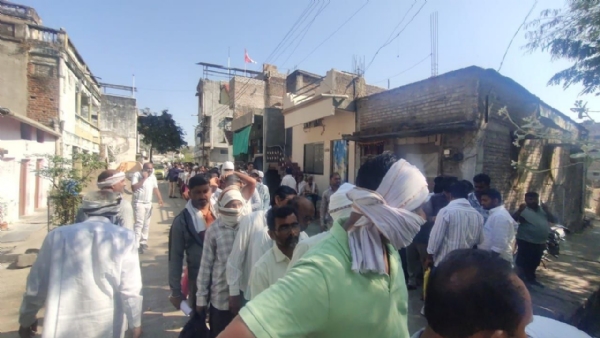 धामणगाव खरेदी केंद्रावर शेतकऱ्यांचा संताप; पाण्याविना उन्हात तासन्तास प्रतीक्षा हमीभावाच्या चण्याच्या खरेदीला सुरुवात;