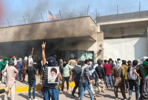 खामेनेई यांच्या हत्येनंतर कराचीमध्ये हिंसक आंदोलन; 10 ठार, 30 हून अधिक जखमी