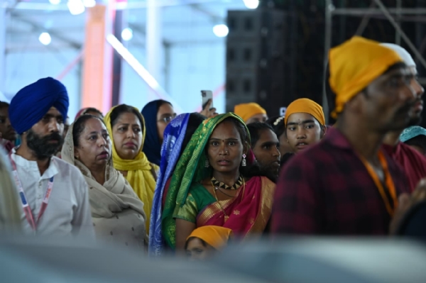 नवी मुंबई - श्री गुरू तेग बहादूर यांच्या शहीदी समागम कार्यक्रमात लाखो भाविकांची अलोट गर्दी नवी मुंबई - श्री गुरू तेग बहादूर यांच्या शहीदी समागम कार्यक्रमात लाखो भाविकांची अलोट गर्दी