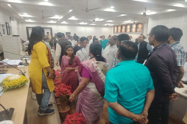 अमरावती विद्यापीठ अधिसभेचा अभाविपने घेतला ताबा प्रचंड घोषणाबाजी, कुलगुरूंना घेराव