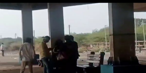 अकोट रेल्वे स्थानकावर मारहाणीची घटना ; व्हिडिओ व्हायरल