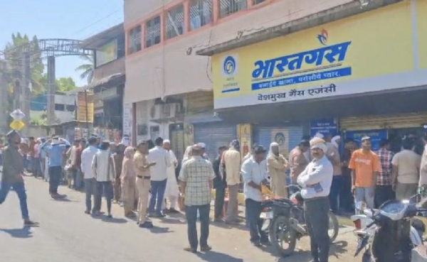 गॅस सिलेंडर तुटवड्यामुळे ग्राहकांची झुंबड; अमरावतीत पोलिस बंदोबस्तात सिलेंडर वितरण