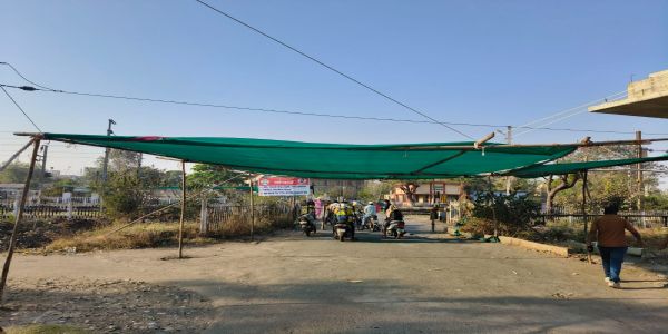 अकोला - न्यू तापडिया नगर रेल्वे गेटवर ग्रीननेटची व्यवस्था