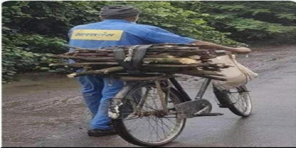 गॅस वितरण करणाऱ्या कामगाराचा फोटो सोशल मीडियावर व्हायरल