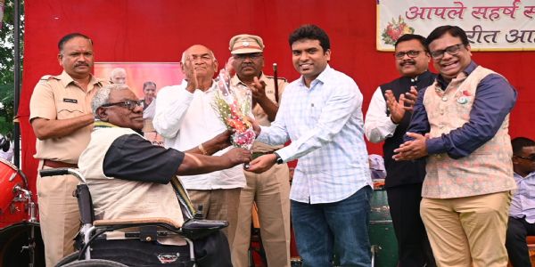 चंद्रपूर : कारागृहात दिव्यांग कलावंतांनी सादर केला संगीतमय कार्यक्रम