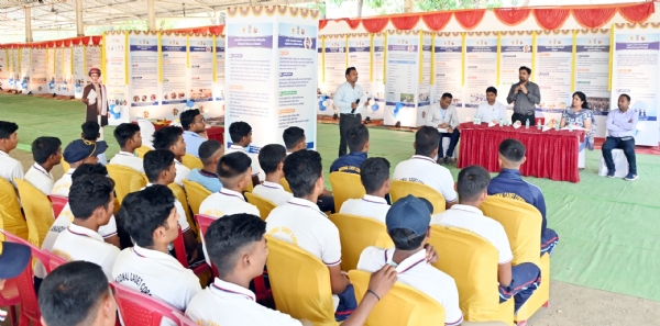 आनंदवन वरोरा येथे शासकीय योजनांच्या छायाचित्र प्रदर्शनाचे उद्घाटन...