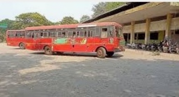 ST train malfunctions at Ramwadi; Jewelry stolen amid commuter chaos