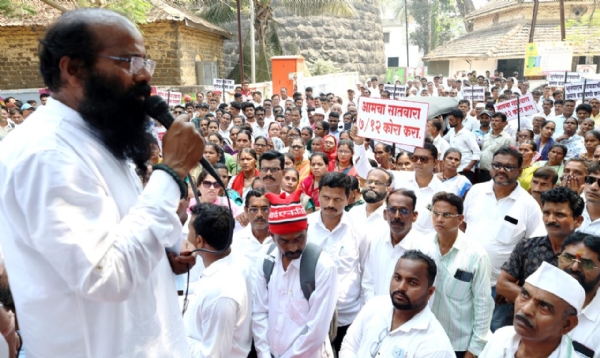 800 acres of land issue; Dadar farmers rush to the District Collector