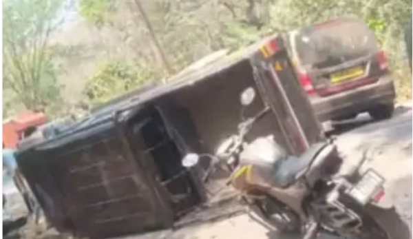 Tempo overturns at Borghar junction; Time attack on GAIL company workers