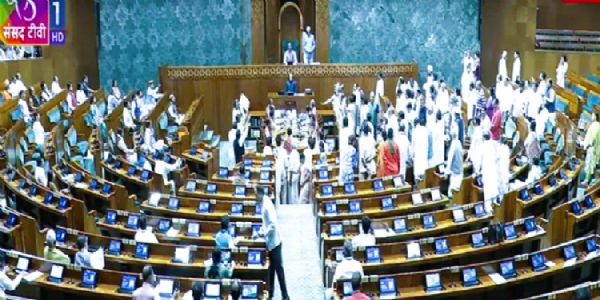लोकसभेत 8 खासदारांच्या निलंबनावरून गोंधळ, कामकाज सोमवारपर्यंत तहकूब