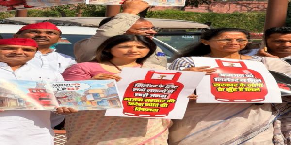 खासदार निलंबनावरून संसदेत गदारोळ, गॅस तुटवड्यावरून विरोधकांचे आंदोलन