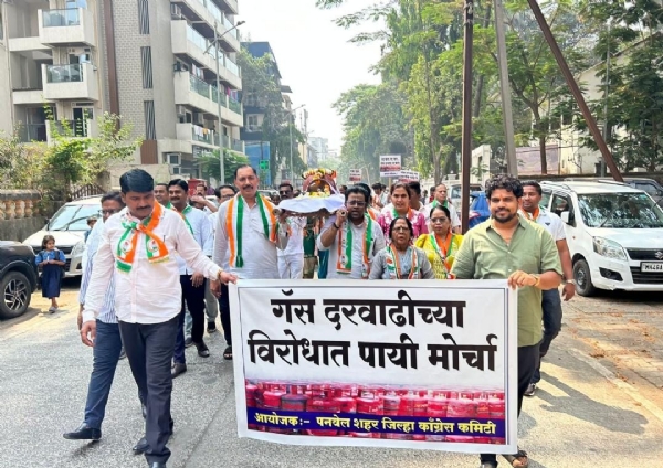 **पनवेलमध्ये गॅस सिलेंडर तुटवड्याविरोधात काँग्रेसचे ‘तिरडी’ आंदोलन** पनवेल : घरगुती गॅस सिलेंडरच्या तुटवड्याविरोधात पनवेलमध्ये काँग्रेसच्या वतीने अनोखे ‘तिरडी आंदोलन’ करण्यात आले. गॅस सिलेंडर वेळेवर मिळत नसल्यामुळे नागरिकांना मोठ्या अडचणींना सामोरे जावे लागत असल्याचा आरोप करत काँग्रेस पदाधिकारी व कार्यकर्त्यांनी पायी मोर्चा काढत प्रशासनाचे लक्ष वेधले. आखाती देशांतील तणावपूर्ण युद्धपरिस्थितीमुळे जागतिक बाजारात अस्थिरता निर्माण झाली असून कच्च्या तेलाच्या पुरवठ्यावर परिणाम झाल्याचे सांगितले जात आहे. त्याचा परिणाम देशातील इंधन आणि घरगुती गॅस पुरवठ्यावरही होत असल्याचे चित्र सध्या दिसून येत आहे. पनवेल शहरात गेल्या काही दिवसांपासून गॅस सिलेंडरचा तुटवडा जाणवत असून अनेक भागांमध्ये नागरिकांना वेळेवर सिलेंडर मिळत नसल्याची तक्रार आहे. या पार्श्वभूमीवर पनवेल काँग्रेसच्या वतीने तिरडी उचलून पायी मोर्चा काढण्यात आला. आंदोलनकर्त्यांनी गॅस सिलेंडर तुटवड्यामुळे सामान्य नागरिकांचे जगणे कठीण झाले असल्याचा निषेध व्यक्त करत प्रशासन आणि गॅस वितरण व्यवस्थेविरोधात जोरदार घोषणाबाजी केली. तसेच गॅस सिलेंडरचा पुरवठा तात्काळ सुरळीत करण्याची मागणी करण्यात आली. पनवेल काँग्रेस जिल्हाध्यक्ष सुदाम पाटील व नगरसेवक हरेश केणी यांच्या नेतृत्वाखाली हा मोर्चा काढण्यात आला. मोर्चात युवक काँग्रेस अध्यक्ष हेमराज म्हात्रे, महिला आघाडी प्रभारी चंद्रकला नायडू, लतीफ शेख, लीला कातकरी, डॉ. अमित दवे, अमित लोखंडे, राकेश जाधव, सुरेश पाटील, सुधीर मोरे यांच्यासह शेकडो नागरिक सहभागी झाले होते. आंदोलकांनी केंद्र सरकारविरोधात घोषणाबाजी करत गॅस दरवाढ तात्काळ मागे घेण्याची मागणी केली. हा मोर्चा पनवेल येथील प्रांत कार्यालयापर्यंत नेण्यात आला. या आंदोलनामुळे परिसरात काही काळ लक्षवेधी वातावरण निर्माण झाले होते. **पनवेलमध्ये गॅस सिलेंडर तुटवड्याविरोधात काँग्रेसचे ‘तिरडी’ आंदोलन** पनवेल : घरगुती गॅस सिलेंडरच्या तुटवड्याविरोधात पनवेलमध्ये काँग्रेसच्या वतीने अनोखे ‘तिरडी आंदोलन’ करण्यात आले. गॅस सिलेंडर वेळेवर मिळत नसल्यामुळे नागरिकांना मोठ्या अडचणींना सामोरे जावे लागत असल्याचा आरोप करत काँग्रेस पदाधिकारी व कार्यकर्त्यांनी पायी मोर्चा काढत प्रशासनाचे लक्ष वेधले. आखाती देशांतील तणावपूर्ण युद्धपरिस्थितीमुळे जागतिक बाजारात अस्थिरता निर्माण झाली असून कच्च्या तेलाच्या पुरवठ्यावर परिणाम झाल्याचे सांगितले जात आहे. त्याचा परिणाम देशातील इंधन आणि घरगुती गॅस पुरवठ्यावरही होत असल्याचे चित्र सध्या दिसून येत आहे. पनवेल शहरात गेल्या काही दिवसांपासून गॅस सिलेंडरचा तुटवडा जाणवत असून अनेक भागांमध्ये नागरिकांना वेळेवर सिलेंडर मिळत नसल्याची तक्रार आहे. या पार्श्वभूमीवर पनवेल काँग्रेसच्या वतीने तिरडी उचलून पायी मोर्चा काढण्यात आला. आंदोलनकर्त्यांनी गॅस सिलेंडर तुटवड्यामुळे सामान्य नागरिकांचे जगणे कठीण झाले असल्याचा निषेध व्यक्त करत प्रशासन आणि गॅस वितरण व्यवस्थेविरोधात जोरदार घोषणाबाजी केली. तसेच गॅस सिलेंडरचा पुरवठा तात्काळ सुरळीत करण्याची मागणी करण्यात आली. पनवेल काँग्रेस जिल्हाध्यक्ष सुदाम पाटील व नगरसेवक हरेश केणी यांच्या नेतृत्वाखाली हा मोर्चा काढण्यात आला. मोर्चात युवक काँग्रेस अध्यक्ष हेमराज म्हात्रे, महिला आघाडी प्रभारी चंद्रकला नायडू, लतीफ शेख, लीला कातकरी, डॉ. अमित दवे, अमित लोखंडे, राकेश जाधव, सुरेश पाटील, सुधीर मोरे यांच्यासह शेकडो नागरिक सहभागी झाले होते. आंदोलकांनी केंद्र सरकारविरोधात घोषणाबाजी करत गॅस दरवाढ तात्काळ मागे घेण्याची मागणी केली. हा मोर्चा पनवेल येथील प्रांत कार्यालयापर्यंत नेण्यात आला. या आंदोलनामुळे परिसरात काही काळ लक्षवेधी वातावरण निर्माण झाले होते.