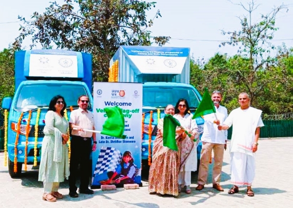 नागपुरात अन्नवितरणासाठी इलेक्ट्रिक वाहनांना हिरवा झेंडा दाखवताना अक्षय पात्र फाऊंडेशनचे पदाधिकारी