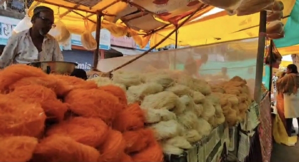 रंगबेरंगी शेवया, मालपोहा, पठाणी ड्रेसची चलती...रमजान ईद निमित्त अमरावतीत बाजारपेठ कपडे, पादत्राणांसह सुकामेव्यांची दुकाने गर्दीने फुलली