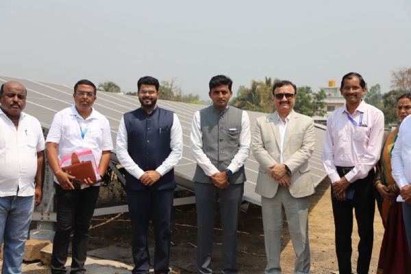 सौर कृषी वाहिनी प्रकल्पास पुणे विभागीय आयुक्त डॉ.  पुलकुंडवार यांची भेट