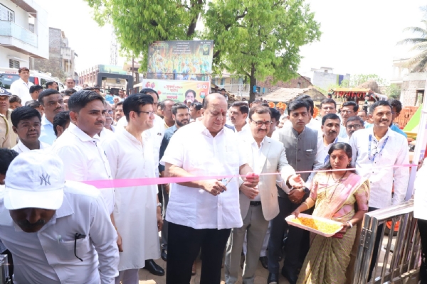 कागल मध्ये मंत्री मुश्रीफ शिबिराचे उदघाटन करताना