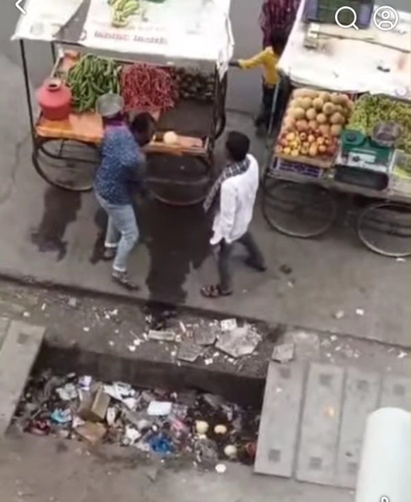 नालीतील फळं