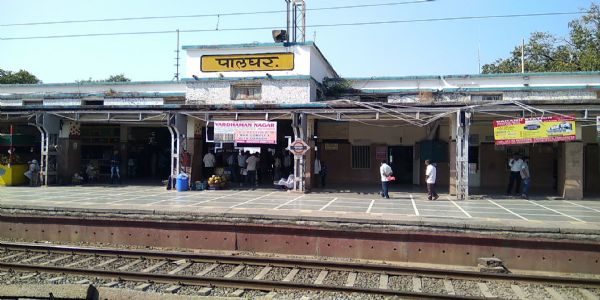 पालघरमध्ये रूळ ओलांडताना मालगाडीची धडक; तीन तरुणांचा जागीच मृत्यू