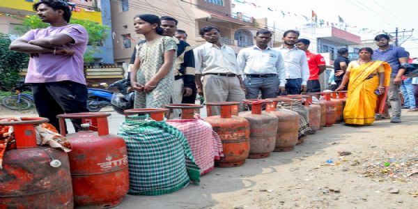 देशभरात एलपीजी संकट तीव्र; सिलेंडरसाठी रांगा, काळाबाजार वाढला