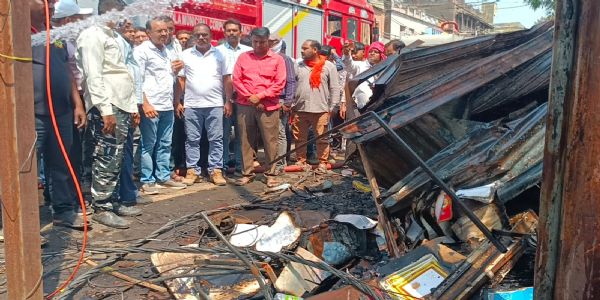 अकोला - आगीच्या घटनेची मनपा आयुक्त यांच्याव्दारे पाहणी