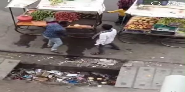 उदगीरमध्ये नालीत पडलेली फळे धुवून पुन्हा विक्रीला, धक्कादायक व्हिडीओ व्हायरल