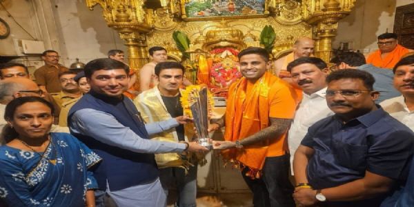 सूर्यकुमार यादव आणि प्रशिक्षक गौतम गंभीर टी-20 विश्वचषक ट्रॉफीसह सिद्धिविनायक मंदिरात