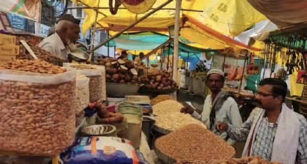 रंगबेरंगी शेवया, मालपोहा, पठाणी ड्रेसची चलती...रमजान ईद निमित्त अमरावतीत बाजारपेठ कपडे, पादत्राणांसह सुकामेव्यांची दुकाने गर्दीने फुलली