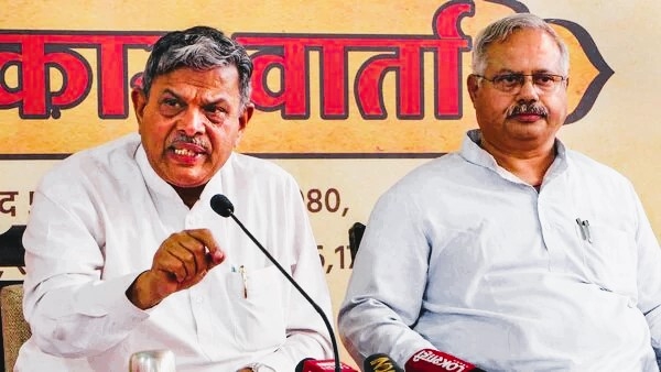 पत्रकार परिषदेत माहिती देताना दत्तात्रय होसबळे आणि सुनील आंबेकर