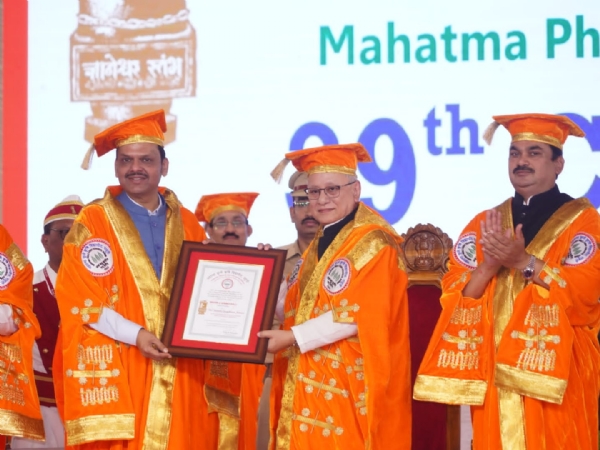 मुख्यमंत्री फडणवीस डी.एससी. प्रदान