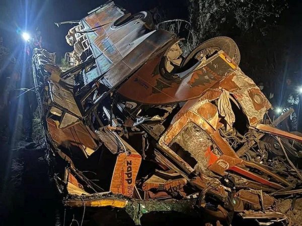 नेपाळमध्ये भारतीय भाविकांची बस दरीत कोसळली; ७ जणांचा मृत्यू नेपाळमध्ये भारतीय भाविकांची बस दरीत कोसळली; ७ जणांचा मृत्यू