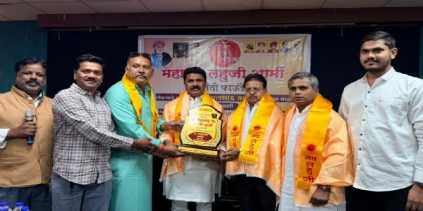 पुणे - उपमहापौर परशुराम वाडेकर यांना ‘दि ग्रेट फकीरा’ पुरस्कार प्रदान