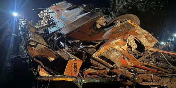 नेपाळमध्ये भारतीय भाविकांची बस दरीत कोसळली; ७ जणांचा मृत्यू