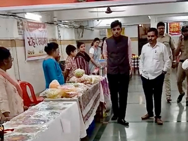 ‘अमृतपेठ–थेट बाजारपेठ’ प्रदर्शन ‘अमृतपेठ–थेट बाजारपेठ’ प्रदर्शन