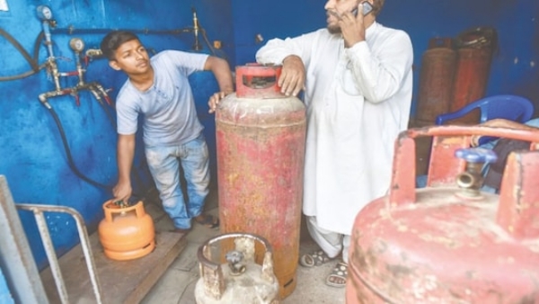 हॉर्मुज सामुद्रधुनीमधील तणावामुळे कराचीमध्ये भीषण गॅस संकट