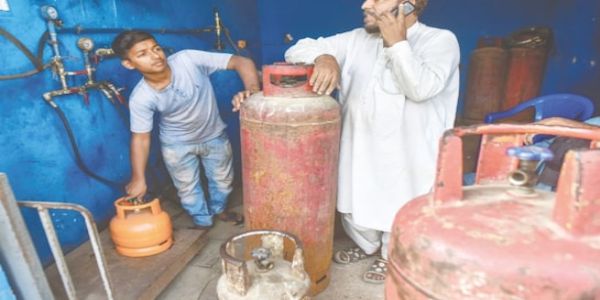 हॉर्मुज सामुद्रधुनीमधील तणावामुळे कराचीत भीषण गॅस संकट