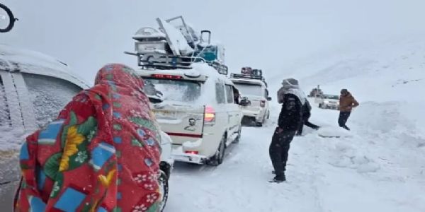 काश्मीरमध्ये जोरदार बर्फवृष्टी, वाहतुकीवर परिणाम