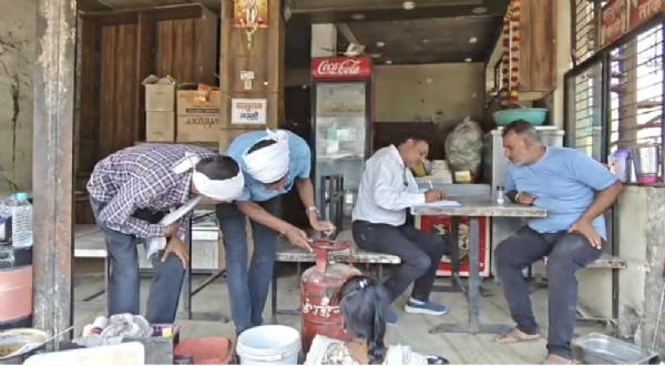 अधिकाऱ्यांनी जप्त केलेले गॅस सिलेंडर जमावाने पळवले