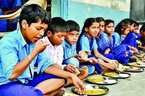 एलपीजी तुटवड्याचा मध्यान्ह भोजन योजनेवर परिणाम होण्याची शक्यता; गॅस पुरवठ्यास प्राधान्य देण्याची मागणी एलपीजी तुटवड्याचा मध्यान्ह भोजन योजनेवर परिणाम होण्याची शक्यता; गॅस पुरवठ्यास प्राधान्य देण्याची मागणी