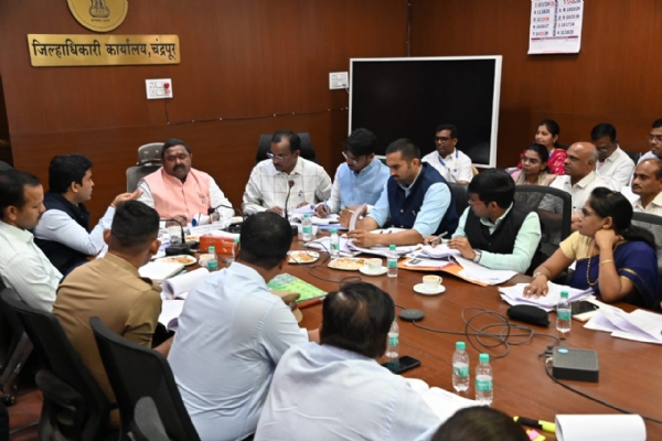 चंद्रपूर : राष्ट्रीय अनुसूचित जाती आयोगाच्या सदस्यांकडून योजनांचा आढावा अनुसूचित जातीच्या नागरिकांना घरपट्टे किंवा घरकुल प्राधान्याने द्या