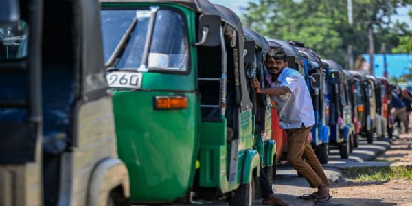 होर्मुझमधील तणाव: श्रीलंकेत इंधन वाचवण्यासाठी आठवड्यात चार दिवस काम करण्याचा निर्णय