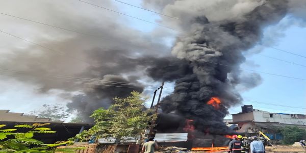 तारापूर औद्योगिक क्षेत्रात एलडीओ साठ्याला भीषण आग; सलग स्फोटांनी परिसर दणाणला