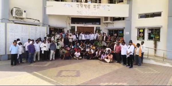 अकोला - मूर्तिजापूर मध्ये नगरपरिषदेत कर्मचाऱ्यांचे आंदोलन