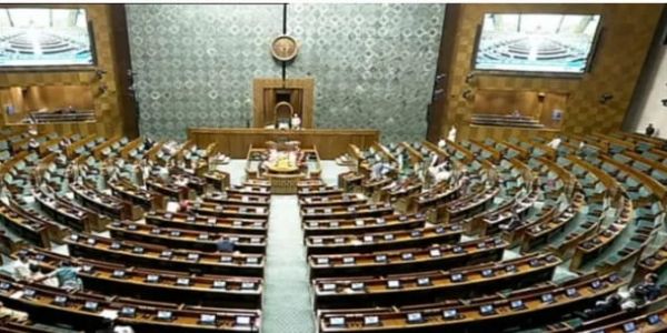 विरोधी पक्षाच्या ८ खासदारांचे निलंबन रद्द, लोकसभेत आवाजी मतदानाने ठराव मंजूर
