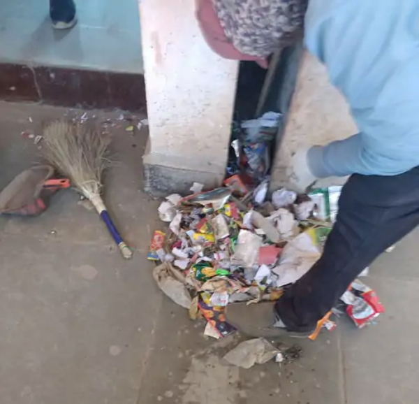 शाळेमधील अस्वच्छतेमुळे नगराध्यक्ष संतापले:शिक्षकांची पगारवाढ रोखली, मुख्याध्यापकांच्या खोलीत सापडल्या गुटख्याच्या पुड्या शाळेमधील अस्वच्छतेमुळे नगराध्यक्ष संतापले:शिक्षकांची पगारवाढ रोखली, मुख्याध्यापकांच्या खोलीत सापडल्या गुटख्याच्या पुड्या