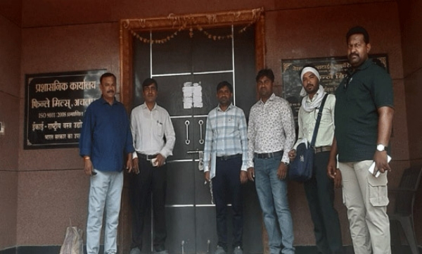 फिनले मिलच्या कार्यालयाला ठोकले कुलूप ७ कोटीचा मालमत्ता कर थकित -अचलपूर पालिकेची वसुली मोहीम फिनले मिलच्या कार्यालयाला ठोकले कुलूप ७ कोटीचा मालमत्ता कर थकित -अचलपूर पालिकेची वसुली मोहीम