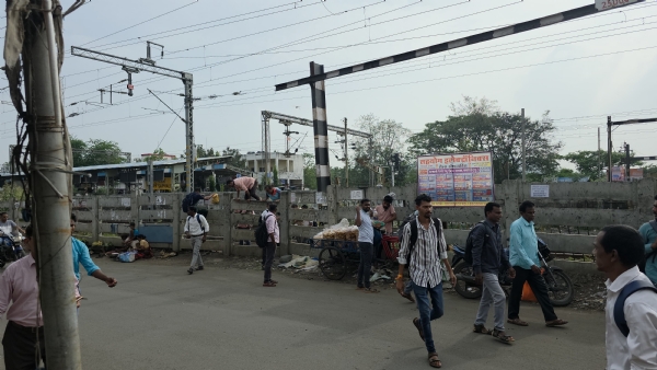 सफाळेत उड्डाणपूल सुरू मात्र पादचाऱ्यांची मोठी गैरसोय