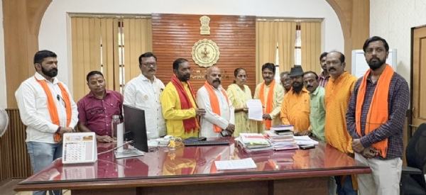 हिंदू जनजागरण समितीचे शिष्टमंडळ निवेदन देताना