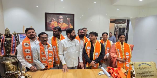 अकोल्यात उबाठाला मोठा धक्का, 4 नगरसेवकांचा शिंदे गटात प्रवेश.