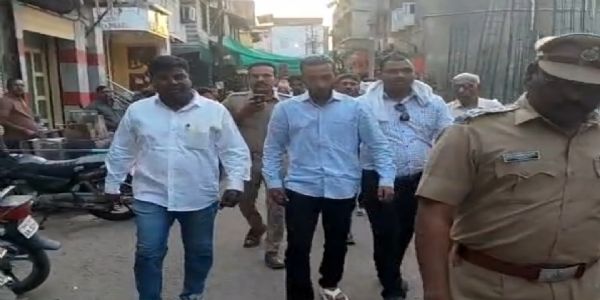 अकोला : बाजारपेठेत धुडगूस घालणाऱ्याची पोलिसांनी काढली परेड