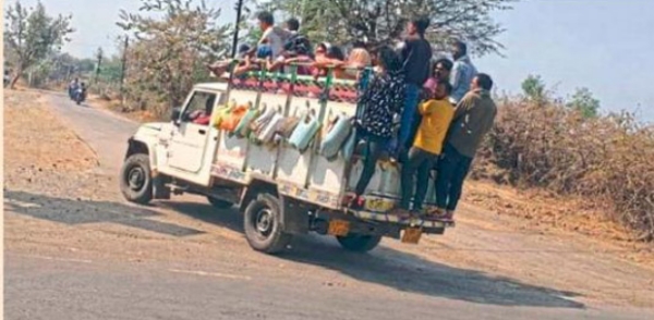 संत्रातोडीसाठी मजुरांची धोकादायक वाहतूक अपघाताची शक्यता ः वरिष्ठ अधिकाऱ्यांनी लक्ष देण्याची गरज